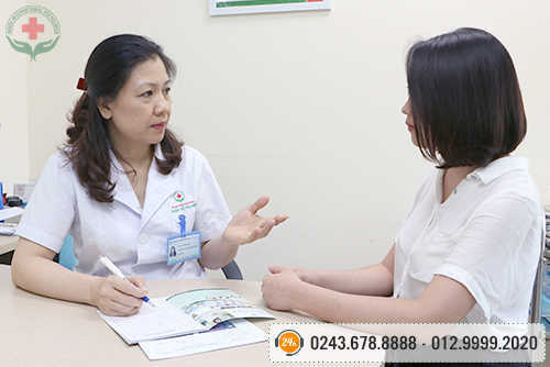 Bác sĩ Duyên khám và chẩn đoán cho người bệnh
